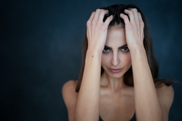 Descubre cómo tratar la alopecia y recuperar tu cabello con tratamientos naturales y minoxidil